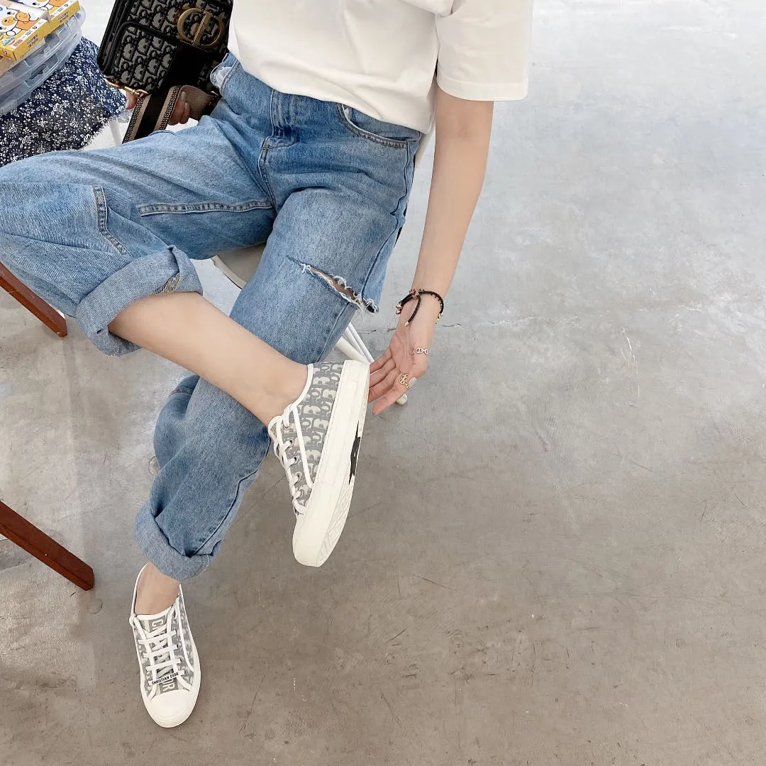 👟👟Ex-factory price 500👟👟 New arrival at D home, synchronized with the official website WALK N DIOR embroidered canvas shoes series, 100% cotton silk double-sided three-dimensional embroidery All the materials of this shoe are original molds, right down to the hardware, laces, outsole, PU midsole...the upper fabric is made of double-sided pure cotton silk three-dimensional electric embroidery. Each style looks colorful, but it does not make it difficult to match clothes. The entire series is like a piece of handicraft, unique!  ▪️Inner lining: full-grain mixed sheep and sheepskin ▪️Foot pads: same color cowhide, comfortable to the feet ▪️My last style is exactly the same as ZP, welcome to compare. My color scheme is the most complete, and the counter has a full set of packaging. Code number: 35-41